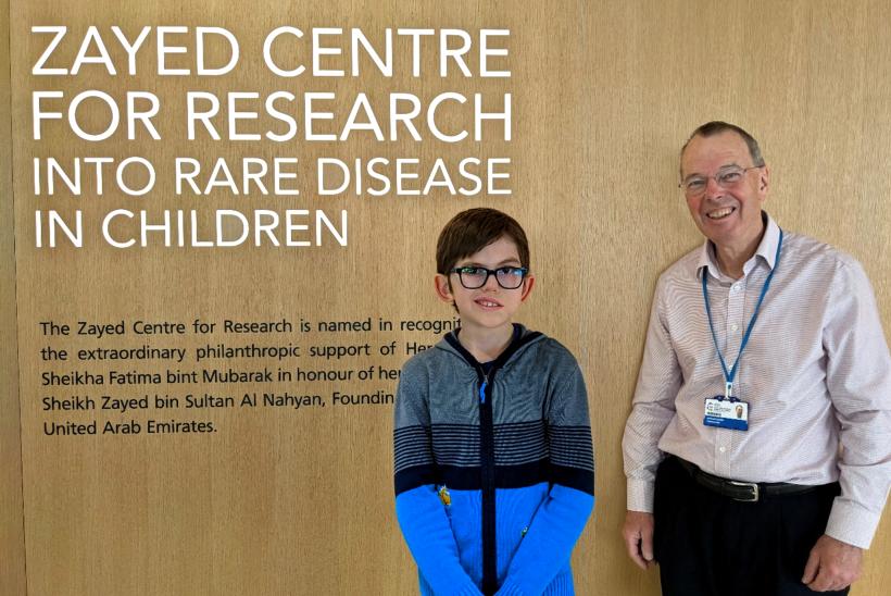 دانيال برفقة البروفيسور جراهام ديفيز في مركز زايد لأبحاث الأمراض النادرة لدى الأطفال